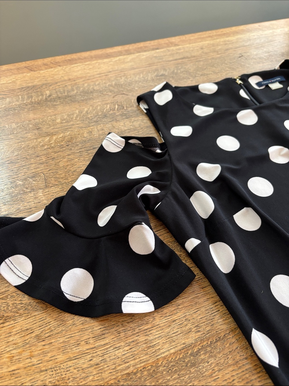 Tommy Hilfiger Black and White Polka Dot Cold-Shoulder Dress Size 4 Like New - Picture 5 of 9